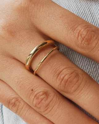 18K double band Harvey ring in gold by FLÂNERIE BY MAIQ, showcasing a sleek, modern jewelry design with two interconnected bands.