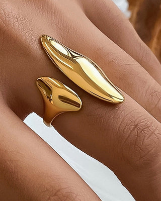 18K gold abstract Danielle ring by Flânerie by Maiq featuring a modern, artistic design with sleek curves and a polished finish.