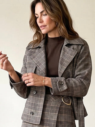 SKIES ARE BLUE Cambridge plaid short trench jacket, lightweight FWJK with classic pattern and tailored fit, suitable for transitional weather.