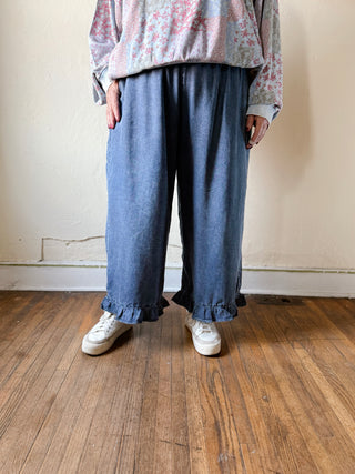 Extended Size Ruffle Road Denim Capris
