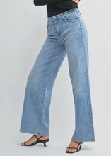 Load image into Gallery viewer, Just Black Denim Stretchy Wide Leg Jeans | Medium Wash
