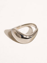 Load image into Gallery viewer, 18K Classic Wavy Erin Ring | Silver
