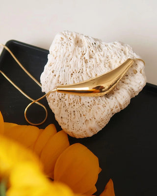 The Sculpted Curve Sweater Necklace | Gold