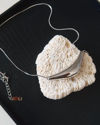 The Sculpted Curve Sweater Necklace | Silver 