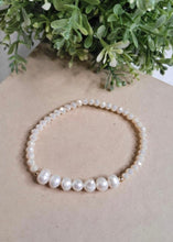 Load image into Gallery viewer, Pearl and Shiny Bead Bracelet
